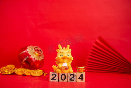2024年新年摄影照片_中国年2024卡通龙红色背景摆放摄影图配图