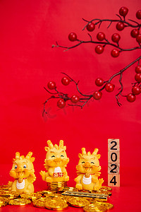 春节2024三个金色龙摆件红色背景摆放摄影图配图