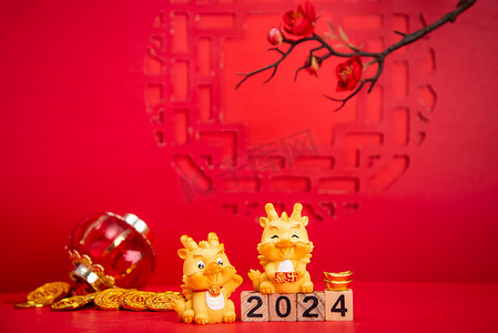 红色背景图摄影照片_2024春节龙摆件红色背景摆放摄影图配图