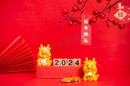 新年红摄影照片_新年2024龙摆件背景摆放摄影图配图