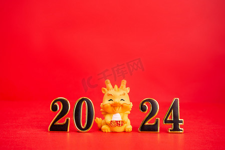 2024春节春节龙摆件红色背景摆放摄影图配图