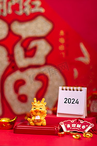 新年2024台历红色背景摆放摄影图配图