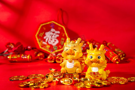 中国年春节两个龙摆件红色背景摆放摄影图配图