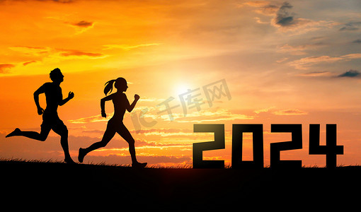 2024年新年摄影照片_2024黄昏两个人公路跑步摄影图配图