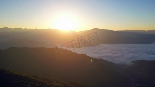 云雾山峦摄影照片_航拍山峦叠嶂磅礴大气的日出云海