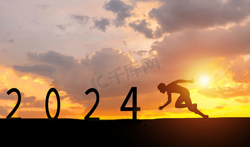 2024年新年摄影照片_新年黄昏人道路奔跑摄影图配图