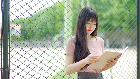 毕业季人物人物摄影照片_篮球架操场女孩读书学习毕业毕业季毕业生美女女孩女生人物人像