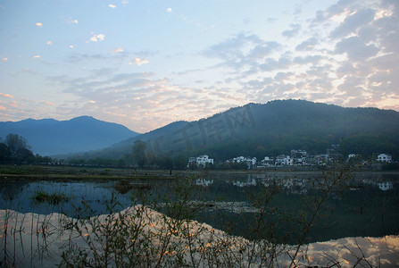 徽州臭鳜鱼摄影照片_皖南徽州湖水山川天空