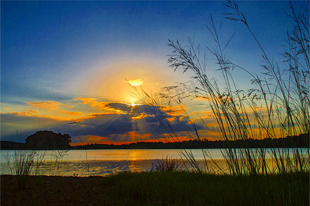 海边夕阳天空摄影照片_海南儋州云月湖夕阳西下