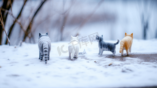 雪中排列的猫咪玩偶手办