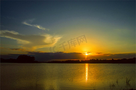 海边夕阳天空摄影照片_海南儋州云月湖夕阳西下