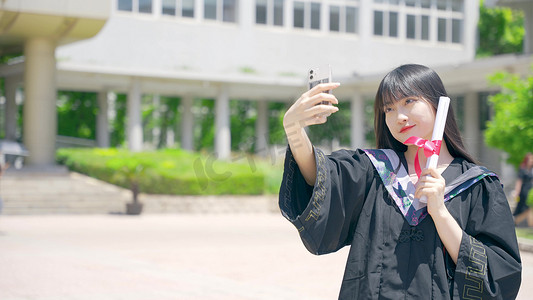 拍照留恋摄影照片_大学女生学士服毕业自拍毕业毕业季毕业生美女女孩女生人物人像