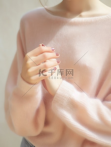 女士正装衣服背景图片_冬季女士粉色毛衣1