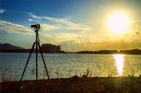 海边夕阳天空摄影照片_海南儋州云月湖夕阳西下