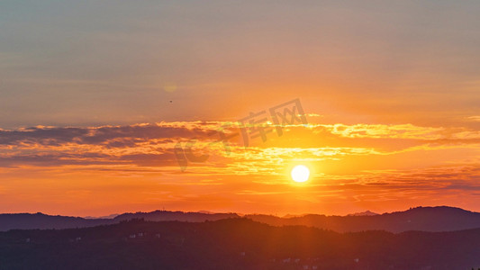 自然日出摄影照片_实拍山间唯美夕阳日出摄影拍摄