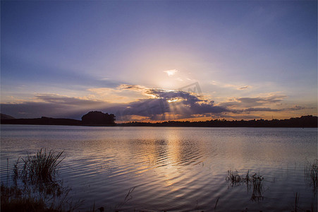 海边夕阳天空摄影照片_海南儋州云月湖夕阳西下