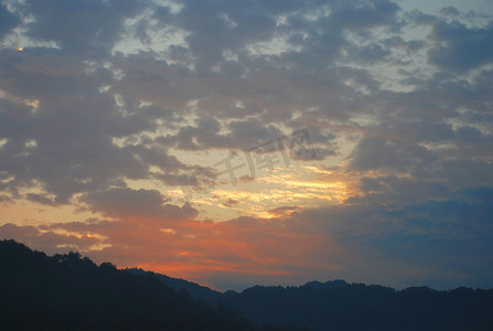 安徽徽州天空夕阳树