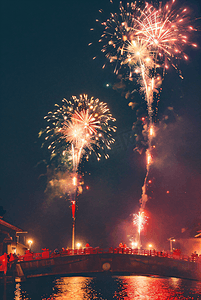 烟花夜景摄影照片_新年春节放烟花场景