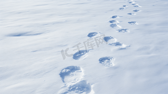 雪地中的脚印摄影