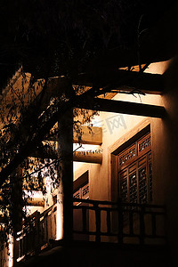 室外夜晚夜景古风古镇中式木门摄影图配图