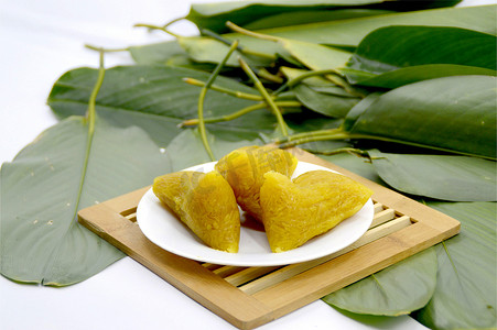 端午小精灵摄影照片_传统美食棕叶粽子