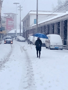 在大雪地走路的人