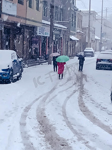 乡下摄影照片_在大雪地走路的人