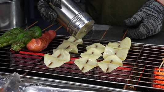 实拍夜生活夜宵烧烤路边摊烤辣椒美食