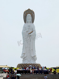 人潮摄影照片_海南三亚南山寺的海上观音雕像旅游人潮高清图片