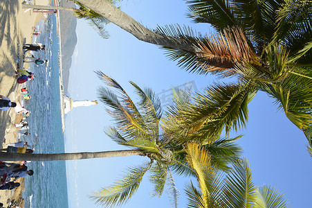 海南三亚风光椰树人潮海水高清图片