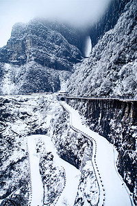 湖南张家界冰雪天的山路高山雪景高清图片