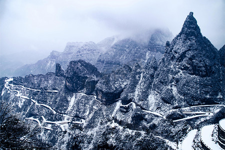高山雪景摄影照片_湖南张家界冰雪天的高山山峰图片