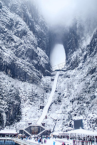 湖南张家界冰雪天的天门洞高清图片