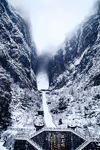 雪地雪山摄影照片_湖南张家界冰雪天的天门洞雪景雪山