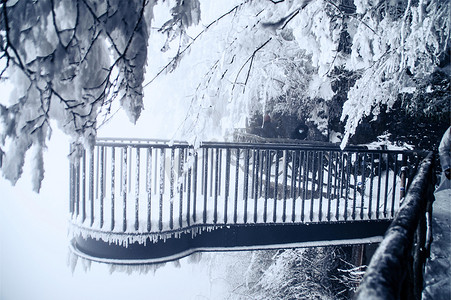 湖南张家界天门山上冰冻的栈道雪景雪地