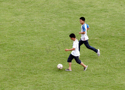 在操场足球的男生人物摄影图高清图片