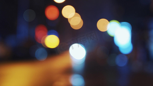 七彩灯光摄影照片_城市街头夜晚灯光虚化光斑唯美意境七彩城市