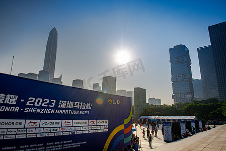 深圳市民中心地标建筑城市风运动深圳马拉松