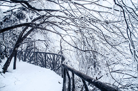 湖南张家界天门山上冰冻的栈道雪景雪山自然风光