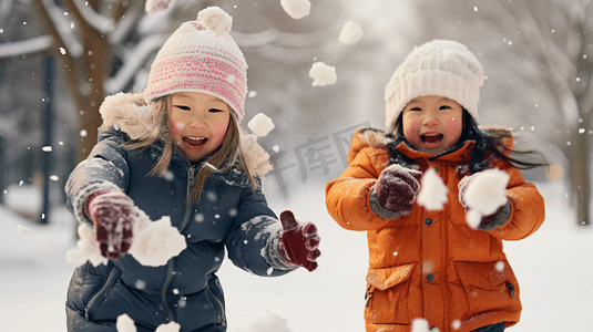 冬天小孩雪地里打雪仗摄影图1