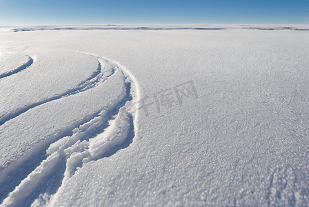 24摄影照片_寒冷冬天厚厚的白色雪地图片24
