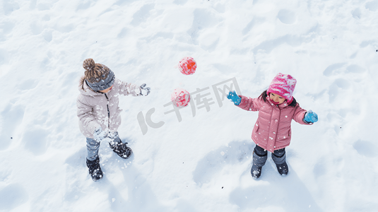 雪地上玩雪的儿童