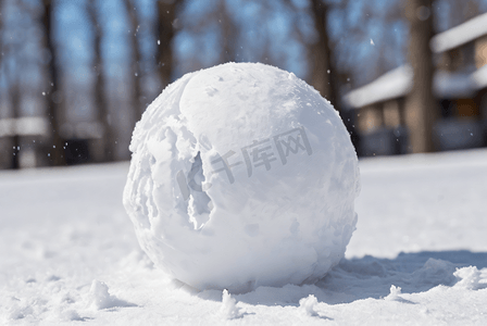 寒冷冬季室外扔雪球玩耍图5