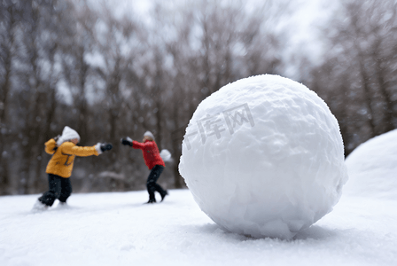 冬季雪球摄影照片_寒冷冬季室外扔雪球玩耍图2