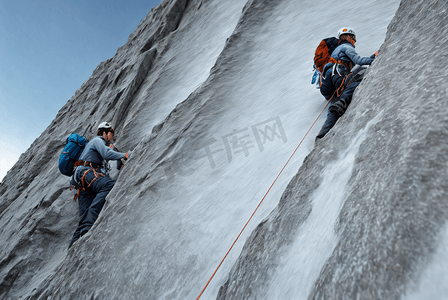 冬季冒险家攀登高山的图片11