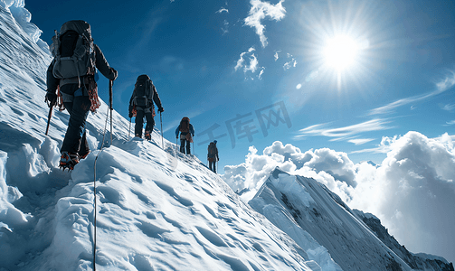 励志登山摄影照片_商务企业文化雪山上勇敢无畏的攀登者