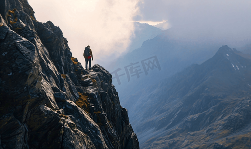 山峰的人摄影照片_站在山顶眺望远方的人