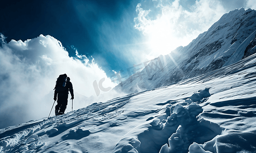 攀爬摄影照片_雪山人物攀爬登山企业文化励志摄影图1