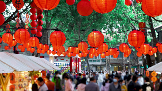 春节放假通知摄影照片_实拍春节等会集市喜庆传统置办年货人流