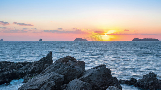 海岸边礁石浪花落日夕阳